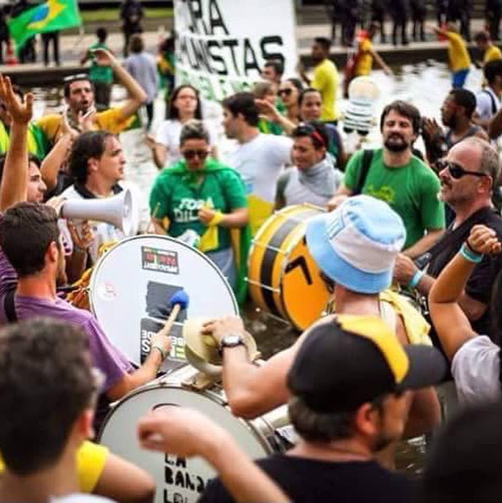 Banda Loka Liberal bateria na rua