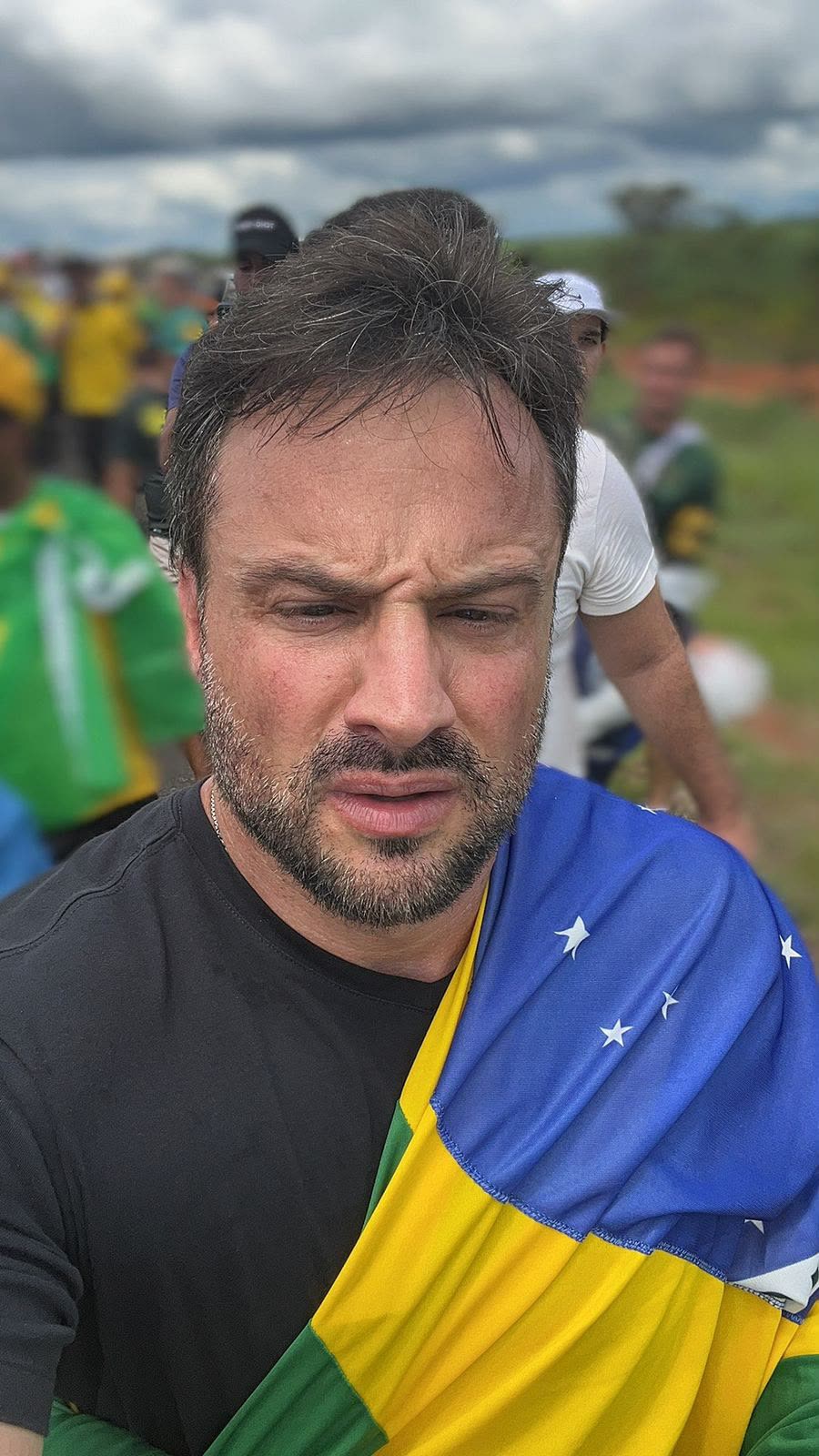 Pedri com a bandeira do Brasil