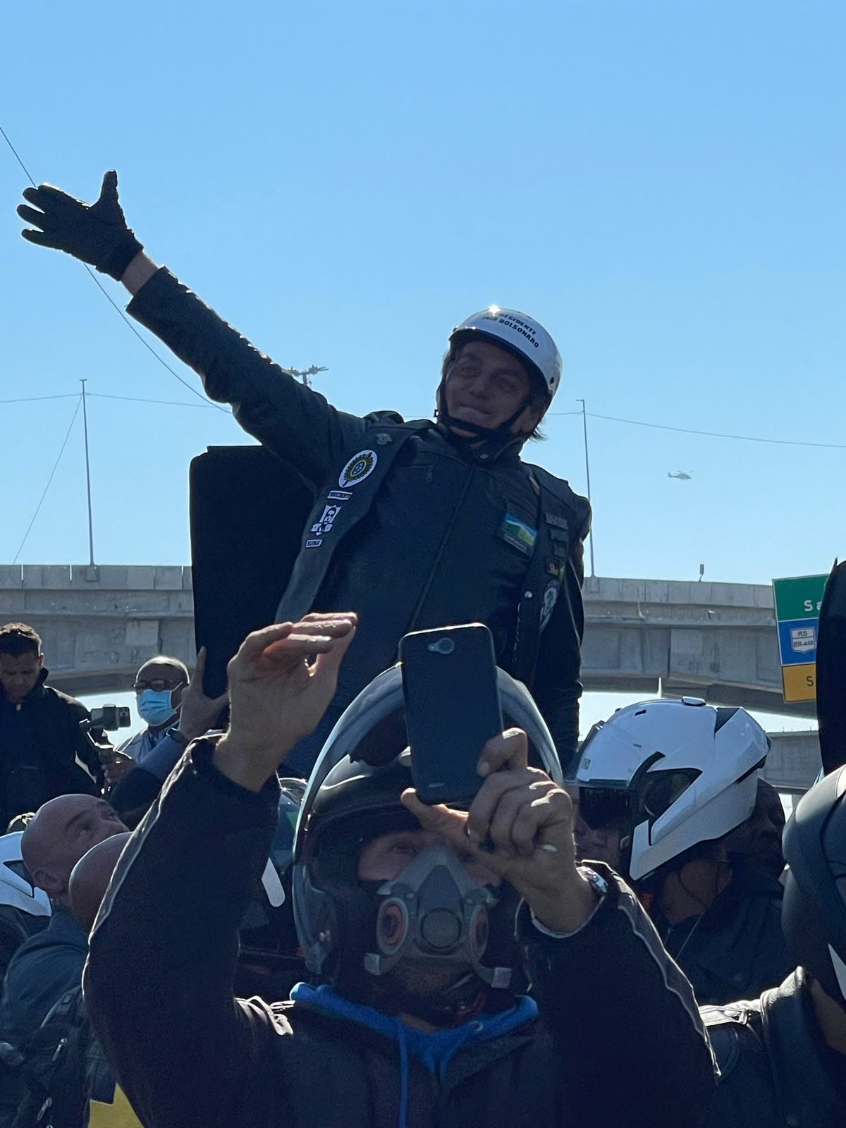 Jair Bolsonaro acena na motociata