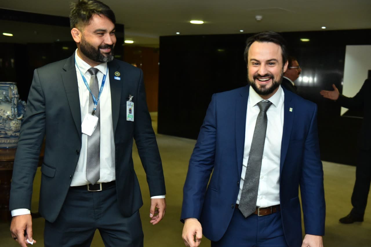 Felipe Pedri de terno nos corredores do governo federal